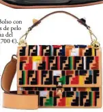  ??  ?? Bolso con apliques de pelo en forma del logo (2.700 €).