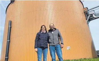  ?? FOTO: LARISSA HAMANN ?? Katja und Anton Abele betreiben in Tannhausen zwei Biogasanla­gen mit 600 und 750 Kilowatt.