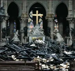  ?? FOTO: RITZAU SCANPIX ?? Det store kors ved alteret slap med nød og næppe for den faldende tagkonstru­ktion.