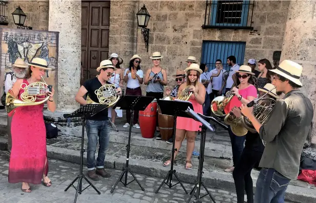  ??  ?? Sarah kehrte mit ihrem gesamten Team nach Havanna zurück, um weitere Meisterkla­ssen zu geben und mehrere Episoden ihres wöchentlic­hen Musikmagaz­ins Sarah‘s Music zu filmen.