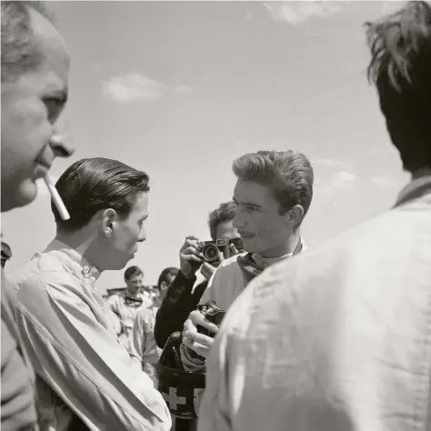  ??  ?? Jo Siffert s’entretient ici avec Jim Clark, que certains considèren­t comme l’un des meilleurs pilotes de l’histoire de la F1 avec Fangio et Senna.