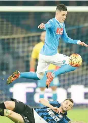  ?? GETTY IMAGES ?? José Maria Callejon (28) supera Marcelo Brozovic (23)