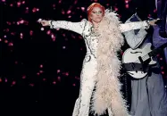  ??  ?? In alto Micaela Ramazzotti in «La pazza gioia» di Virzì, sopra Lady Gaga nel tributo a Bowie e a destra Robin Williams in «Patch Adams» Esempi