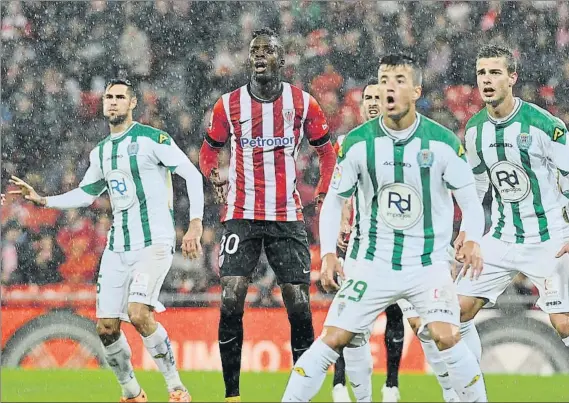  ?? FOTO: AIOL ?? Una fecha muy especial para el delantero bilbaíno
Williams sigue atento la jugada en su primer partido como león en San Mamés frente al Córdoba, el 6 de diciembre de 2014