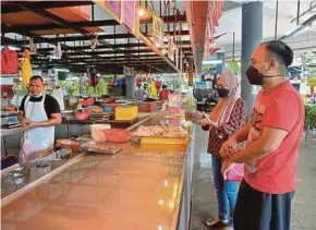  ?? BY FAIZ ANUAR PIC ?? Traders and customers at a wet market in Shah Alam yesterday.