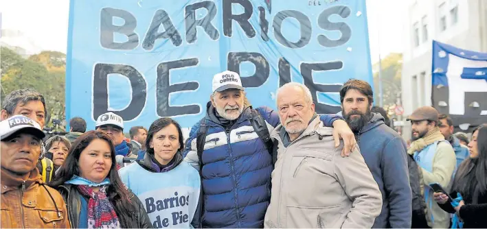  ?? LUCIANO THIEBERGER ?? Acusado. Oscar Kuperman (de campera gris) durante el acampe en la 9 de Julio, junto a sus aliados de la protesta piquetera, Silvia Saravia y Eduardo Belliboni.