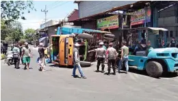  ?? SEPTIAN NUR HADI/ JAWA POS ?? BOX CULVERT AMBROL: Karena truk terguling dalam kondisi melintang di tengah jalan, kemacetan pun terjadi di Jalan Sidorame kemarin siang.