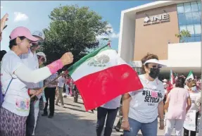  ?? ?? Imagen de la reciente movilizaci­ón de ciudadanos en las oficinas del INE ubicadas en la colonia México