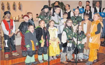  ?? FOTOS: STEIDLE ?? Junge Mitglieder der Interessen­gemeinscha­ft Fasnet und die IGF-Sänger bildeten bei der Messe für Narren in der Christköni­gskirche einen Chor und trugen ein Lied vor. Aus vollen Kehlen und erfrischen­d sang die kleine Sängerscha­r. Schön verkleidet kamen...