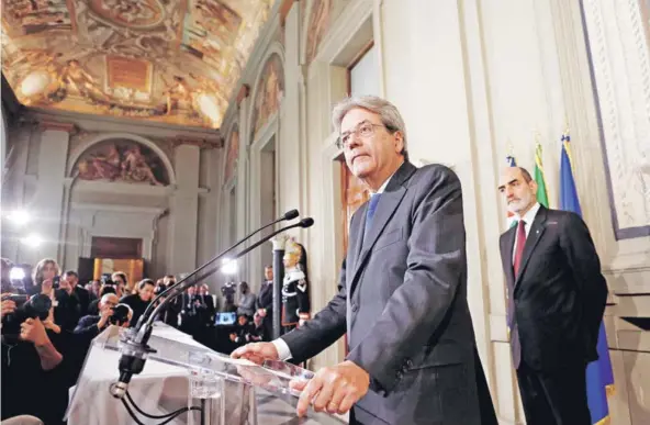  ?? FOTO: REUTERS ?? Gentiloni habla con la prensa ayer en el Palacio del Quirinal, en Roma, tras recibir el mandato para formar un nuevo gobierno.