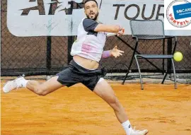  ?? ?? Damir Dzumhur, derzeit auf Platz 164 im ATP Ranking und ehemalige Nummer 23 der Welt, zeigt im Salzburger Volksgarte­n sein Können.