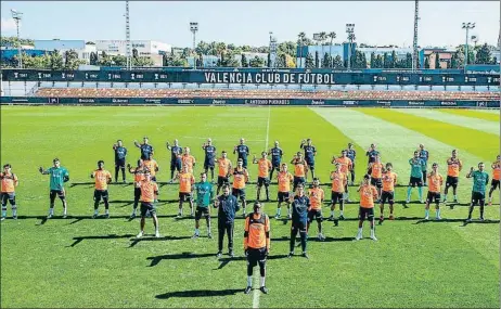  ?? LAZARO DELA PENA / AFP ?? El Valencia, con Diakhaby. El jugador francés recibió ayer el apoyo de sus compañeros, como demuestra la reivindica­tiva fotografía que se hicieron todos juntos en la ciudad
deportiva de Paterna