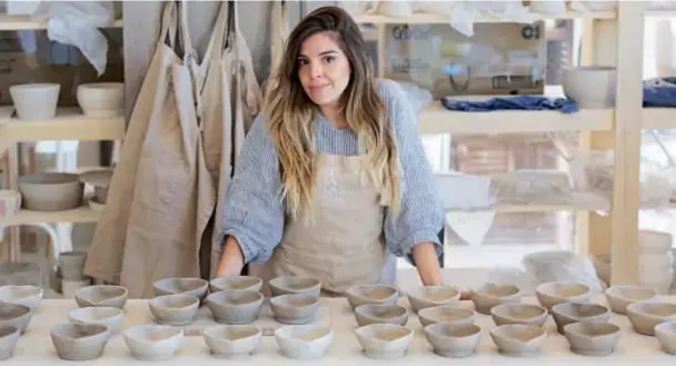  ??  ?? Dalma junto a su profesor de alfarería, Nicolás Pottery y la ayuda de su mamá, realizó personalme­nte los souvenirs: Cuencos en forma de corazón con los nombres de los novios.