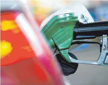  ?? FOTO: DPA ?? An den Tankstelle­n sind die Preise für Benzin und Diesel kräftig gestiegen.