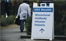  ?? PHOTO BY STEVE ZYLIUS/UCI ?? A sign directs patients to monoclonal antibody infusion therapy at UCIMC.
