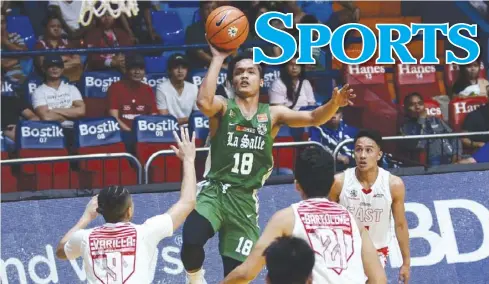  ?? TIEBREAKER TIMES ?? Encho Serrano of De La Salle University Green Archers attempts a one-hand jumper against University of the East Red Warriors. He contribute­d 11 points in the Green Archers’ victory Sunday night.