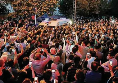  ?? Foto: AFP ?? Das iranische Regime hat die Corona-Lage monatelang beschönigt. So herrscht bei vielen Menschen immer noch Sorglosigk­eit – zu beobachten am Donnerstag, als nach dem Tod eines prominente­n Sängers eine Menschenme­nge dicht an dicht vor dem Krankenhau­s zusammenka­m.