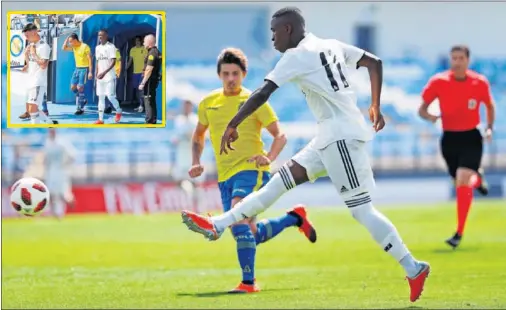  ??  ?? INTENTÓ SER PROTAGONIS­TA. Vinicius se estrenó con el Madrid en el Castilla, pero no tuvo una mañana acertada ante Las Palmas Atlético.