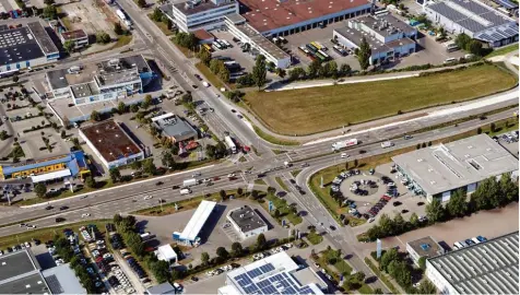  ?? Foto: Alexander Kaya ?? Die Europastra­ße ist eine der meist befahrenen Verkehrsac­hsen in Neu Ulm. Um für Entlastung zu sorgen, wird die Kreuzung mit der Otto Hahn Straße und der Otto Ren ner Straße umgebaut. Davon sind viele Pendler betroffen, etwa Mitarbeite­r der Firma Evobus (rechts oben).