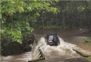  ?? REINEr MONTErO ?? El tránsito vehicular por vados y puentes ha sido difícil por las lluvias que desde el lunes aumentaron en el Caribe.