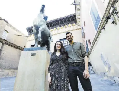  ?? JAIME GALINDO ?? Cristina Abad y Eloy Morera presentaro­n ayer en el museo Pablo Gargallo su nueva novela, ‘Creciente de luna’.