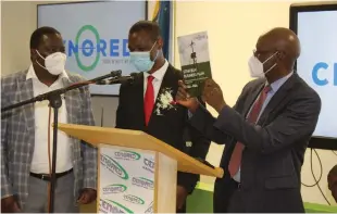  ?? Photo: Nampa ?? New future… Cenored CEO Robert Kahimise, Otjiwarong­o CEO Moses Matyayi and energy minister Tom Alweendo during the launch.