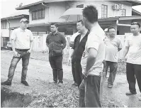  ??  ?? BINCANG: Darell (kiri) berbincang dengan penduduk Kampung Hungab mengenai masalah yang dihadapi mereka.