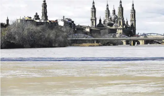  ?? JAIME GALINDO ?? Las consecuenc­ias de la crecida ya asoman en la capital aragonesa, donde el Ebro casi triplicó su caudal en solo 24 horas.