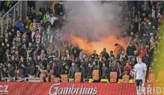  ?? FOTO: IMAGO ?? Der Mob tobt im Prager Stadion: Rechtsradi­kale missbrauch­en das Spiel als ihre Bühne und skandieren „Sieg Heil“.