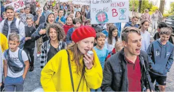  ?? FOTO: THOMAS SIEDLER ?? Vor Corona: Magnus Papp und Leni Klöcker führen am 20. September 2019 eine der Fridays-for-Future-Demonstrat­ionen in der Aalener Innenstadt an.