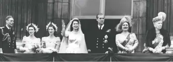  ?? AFP / POOL / GETTY IMAGES ?? Princess Elizabeth, centre, waves from the balcony of Buckingham Palace next to husband Philip Mountbatte­n, on their
wedding day, Nov. 20, 1947. Her father, King George VI, is far left, and her mother, Elizabeth, is second from right.