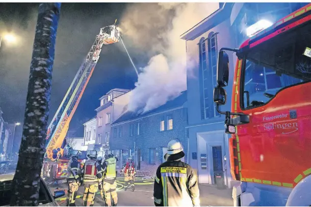  ?? FOTOS: GATTUS, SCHUBERT (2) ?? Am späten Nachmittag des 27. Dezember brach im Wohnhaus an der Sauerbreys­traße aus noch immer unklaren Gründen ein Feuer aus.