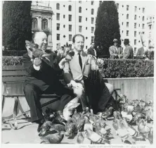  ?? The Chronicle 1963 ?? Herb Caen and Alfred Hitchcock sit amid a flock of pigeons during a promotiona­l stunt in Union Square for “The Birds.”