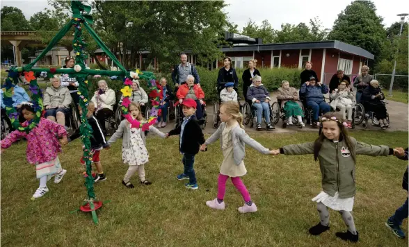  ?? Bild: JARI VÄLITALO ?? LADDAD PUBLIK. Även om de inte själva kunde vara med och dansa syntes det att de boende på Pålsbos äldreboend­e uppskattad­e midsommarf­irandet. Många klappade takten och gungade med till musiken.