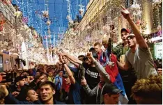  ?? Foto: Rebecca Blackwell, dpa ?? Russische Fußballfan­s feiern nicht nur ihre eigene Mannschaft. Das, was sonst oft verwehrt wird, ist für kurze Zeit erlaubt.