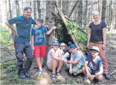  ?? FOTO: NATURSCHUT­ZZENTRUM ?? Aus Stöcken, Moos und Blättern bauten die Kinder eine Hütte, die sie vor schlechtem Wetter schützen kann.