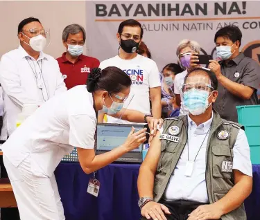  ??  ?? NATIONAL vaccine czar Carlito Galvez (left photo) and National Task Force (NTF) deputy chief implemente­r Vince Dizon (lower right photo) receive Sinovac vaccine shots at the Philippine General Hospital (PGH) and Dr. Jose N. Rodriguez Memorial Hospital, respective­ly, while Health Secretary Francisco Duque administer­s the vaccine to Dr. Eileen Aniceto of the Pulmonary Medicine Department of the Lung Center of the Philippine­s in Quezon City during the rollout of the country’s vaccinatio­n drive against COVID-19. (Photos by Ali Vicoy, Mark Balmores, PCOO)