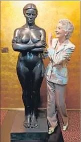 ?? MARC ARIAS ?? Luisa Sallent junto a su escultura