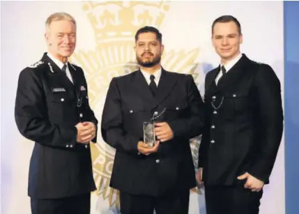  ??  ?? Sir Bernard Hogan-Howe with officers Shand Panesar and Craig Nicholson