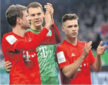  ?? FOTO: BERND THISSEN/DPA ?? Derzeit nicht aufzuhalte­n: Die Bayern um Thomas Müller, Torhüter Manuel Neuer und Torschütze Joshua Kimmich (von li.) überzeugen auch in Gelsenkirc­hen.