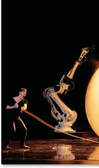  ?? Bilder: Matthias Horn/salzburger Festspiele ?? Zwei Industrie-roboter sind Teil der Neu-inszenieru­ng von Liliom.