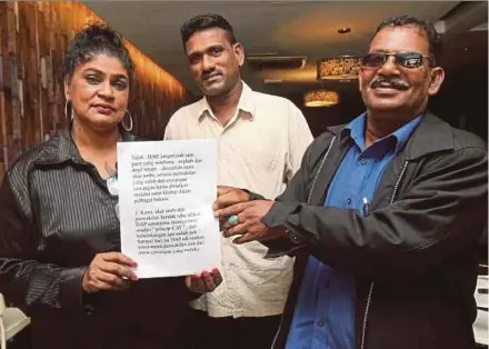  ?? PIC BY INTAN NUR ELLIANA ZAKARIA ?? Lily Retnam and G. Asoghan (right) showing a protest memo at a press conference in Klang yesterday where they expressed their unhappines­s with DAP’s leadership.