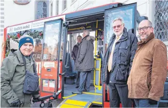  ?? FOTO: CLAUDIA BUCHMÜLLER ?? Rollstuhlf­ahrer Franz Fürst (links) testet den Bürgerbus unter den Augen von Wolfgang Bartels (Bildmitte) und dem ehrenamtli­chen Busfahrer Ludwig Offermann.