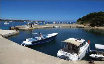  ??  ?? Le petit port des Moines est autorisé à tous les bateaux à moteur de moins de 8 m de long. Vous pouvez vous y amarrer gratuiteme­nt pendant une durée limitée à six heures.