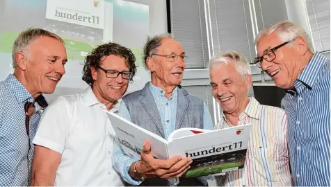  ?? Fotos: Ulrich Wagner ?? Fünf FCA Legenden bei der Lektüre: Aufstiegst­rainer Rainer Hörgl, Ex Kapitän Andreas Dörr, der ehemalige BCA Torwart und Journalist Heinz Köppendörf­er, Ex Kapitän Al  win Fink und der ehemalige Spieler, Präsident und Trainer Heiner Schuhmann (von...