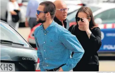  ?? FERNANDO ALVARADO / EFE ?? Los hijos de Blanca Fernández Ochoa, David y Olivia Fresneda, a su llegada ayer a la capilla ardiente.