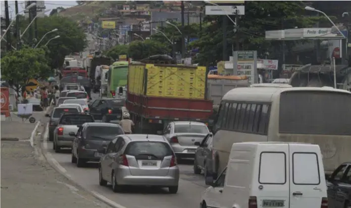  ?? DIEGO NIGRO / ACERVO JC IMAGEM ?? Engarrafam­ento em Abreu e Lima: fuga difícil
para o mar do Litoral Norte