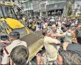  ?? PTI ?? Police attempt to stop locals staging a protest against an antiencroa­chment drive at Shaheen Bagh in New Delhi on Monday.