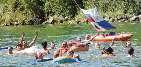  ?? Foto: Dirk Sing ?? „Hier her!“An der Donaubrück­e wurde das Kind im Manne (und in der Frau) geweckt. Denn wer sich eine der 400 Quietsche Entchen schnappen wollte, musste laut und schnell sein.