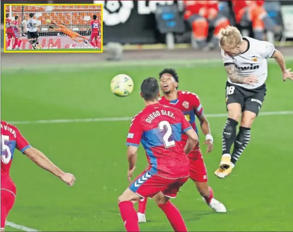  ??  ?? Daniel Wass, tras centro de Guedes, supera con su salto a Mojica y Diego para lograr el único gol del partido.